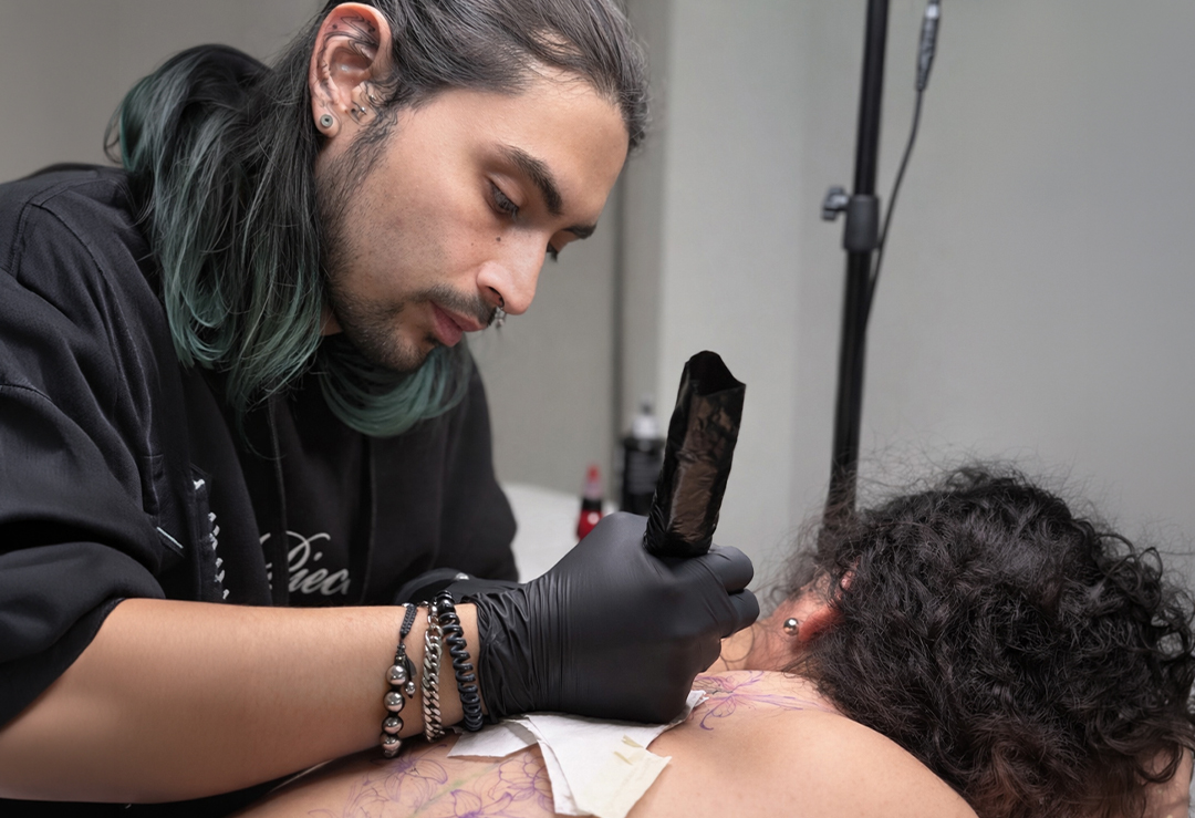 Bry, tatuador en Equilátera Tattoo Studio
