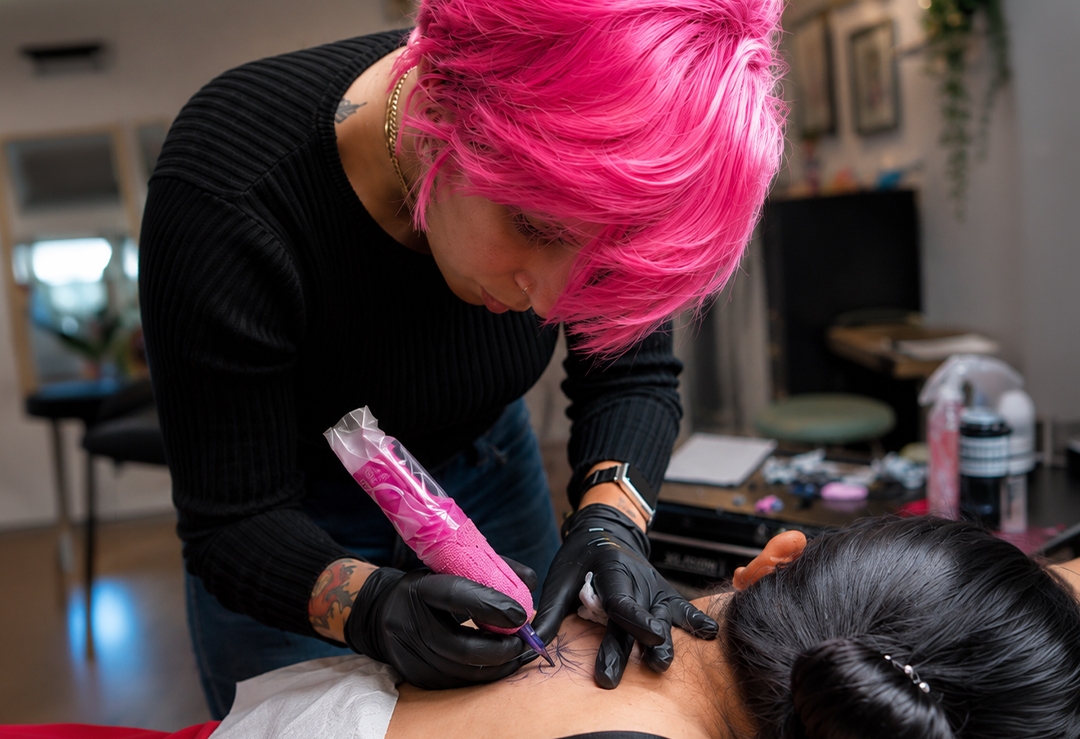 Ester, tatuadora en Equilátera Tattoo Studio